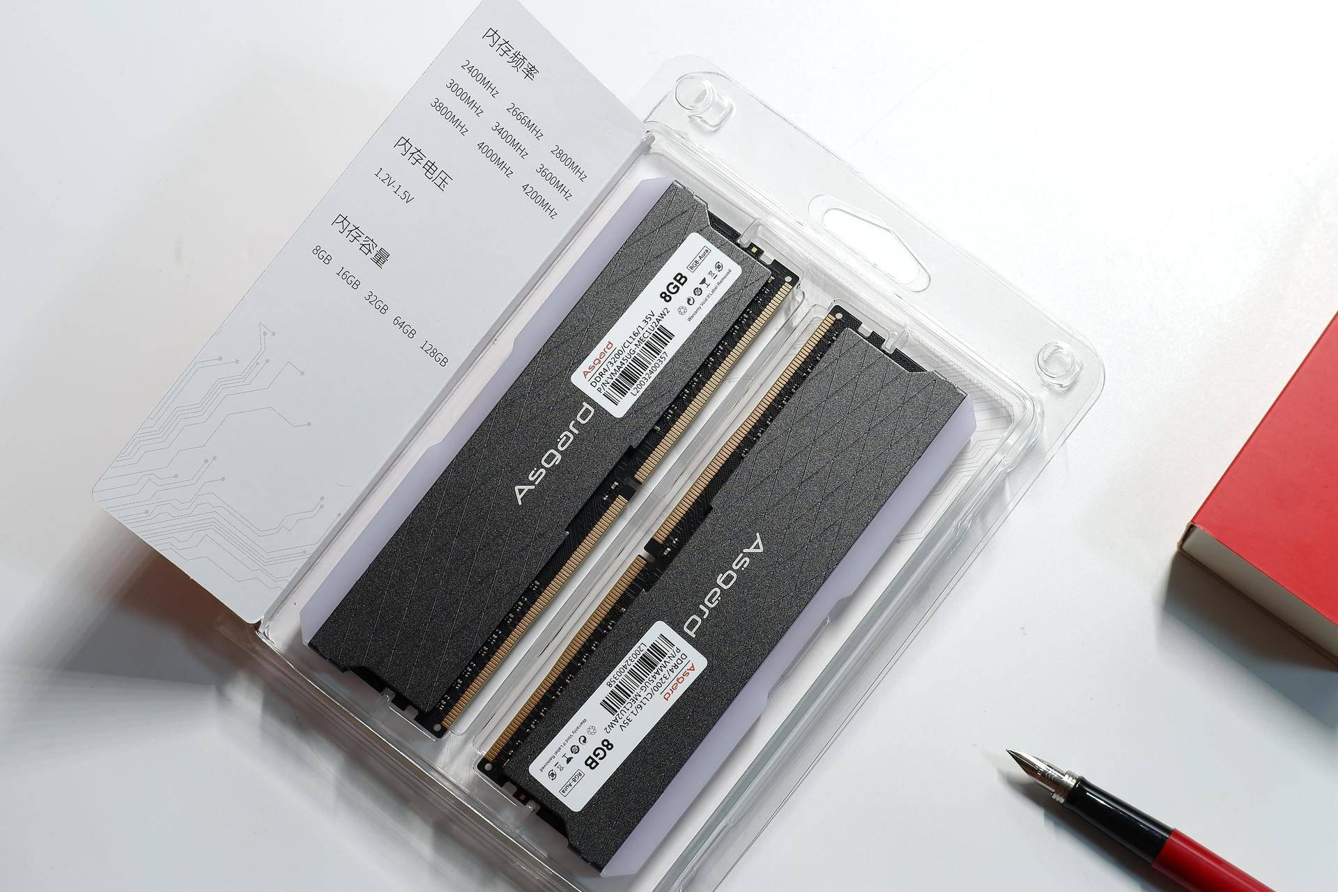 阿斯加特洛极w2这款内存条的包装上略显捡漏,不过外包装这个蛇皮纹理