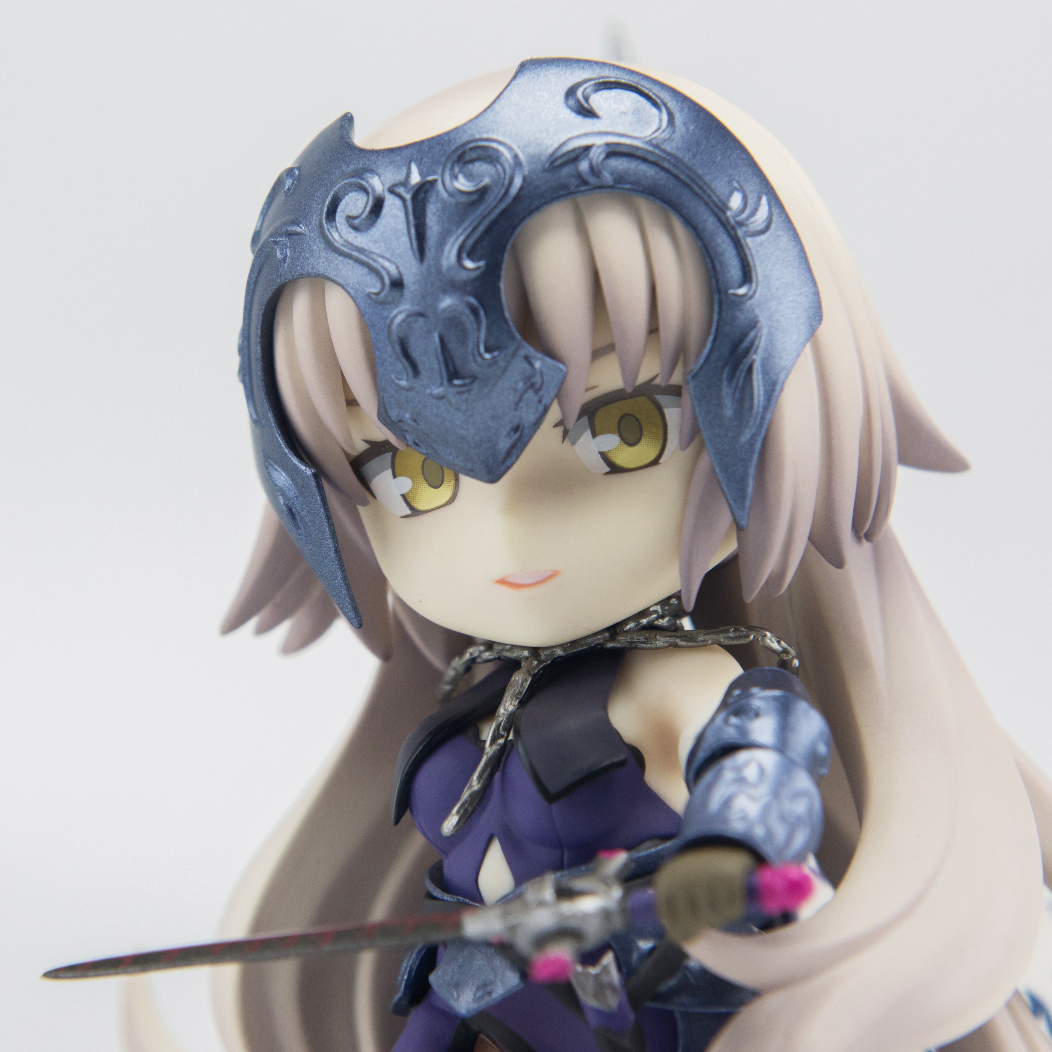 三破卡面最大的特色是飘逸的长发造型,手办在这方面还原也很到位,形态