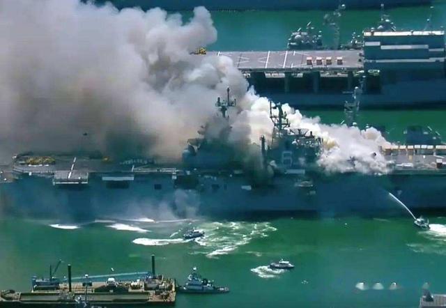 美军准航母大火刚扑灭,又一艘4万吨巨舰冒烟了,军方下令必须严查