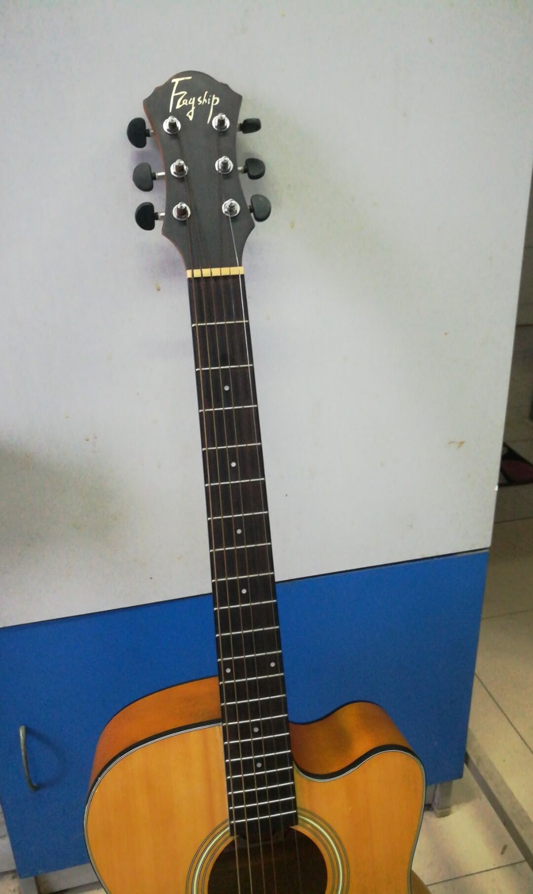 up捡破烂捡到的吉他