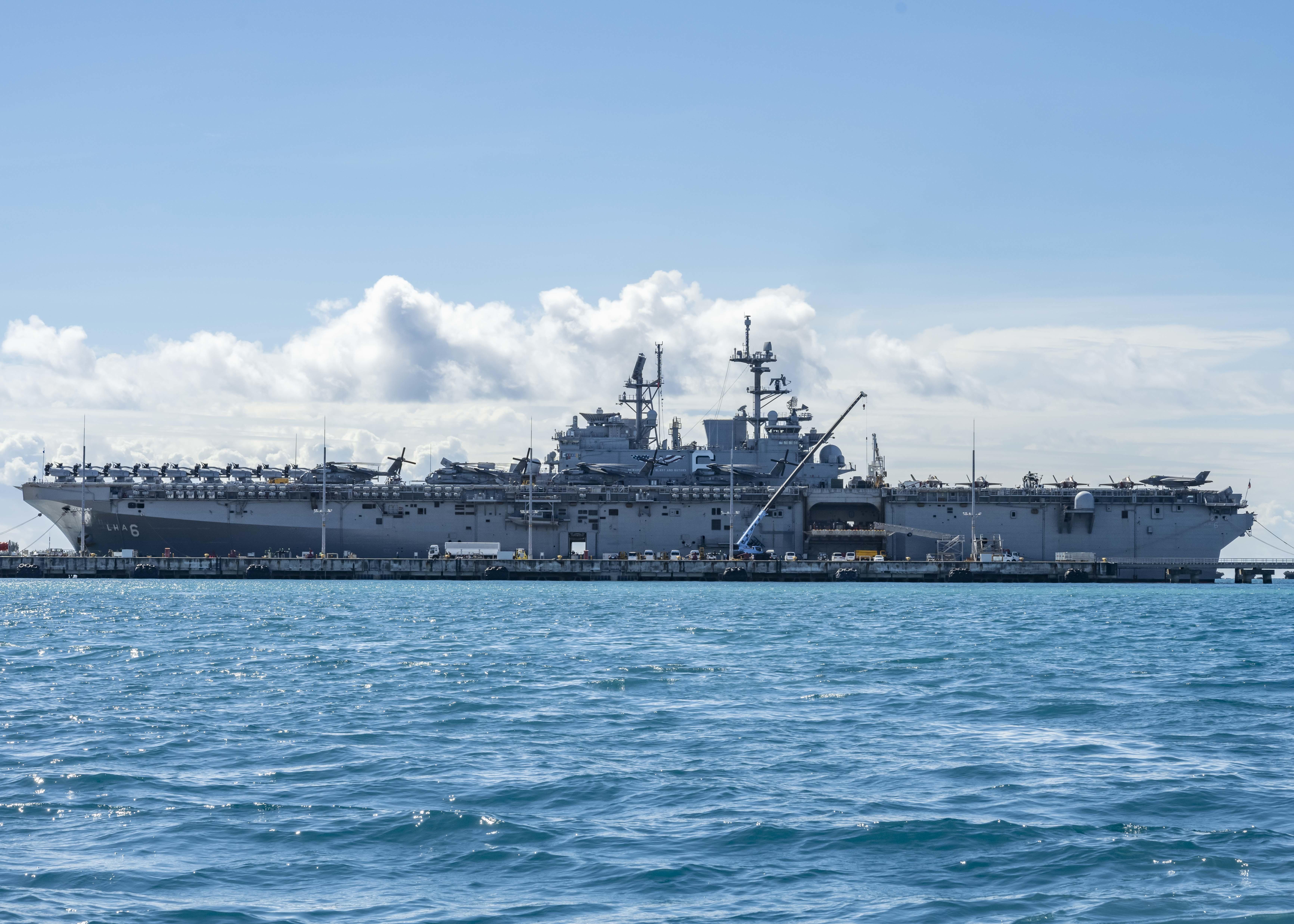 1984年正在建造的邦克山号导弹巡洋舰正在英格尔斯船厂安装主推进模块