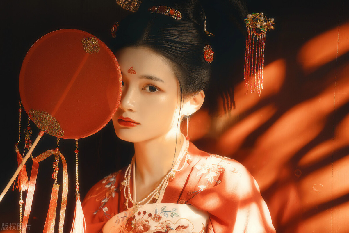 她生来被许后位,如今虽贵为太后,却是个爱而不得的可怜人