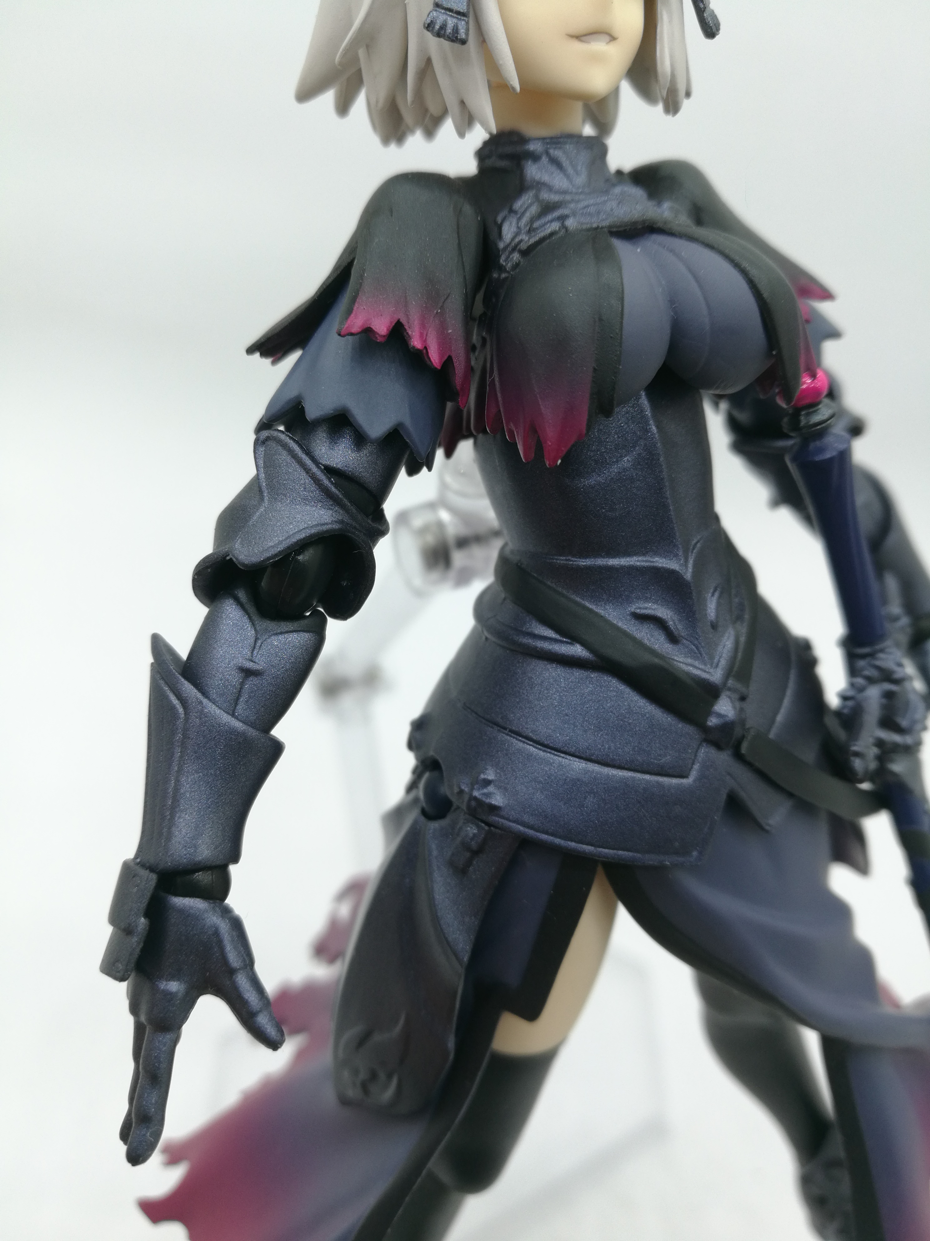 盔甲有浮雕刻画 裙摆同样渐变涂装