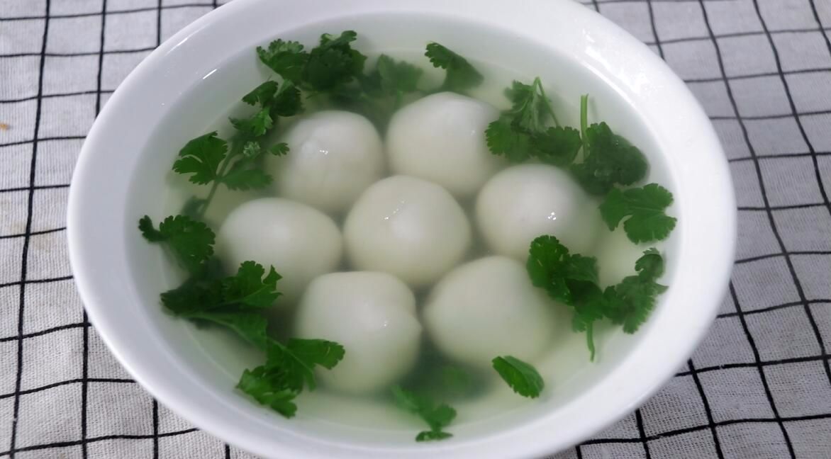 碗内放入香菜,盛出汤圆,装入碗中,这道咸汤圆就做好了,外皮软软糯糯的