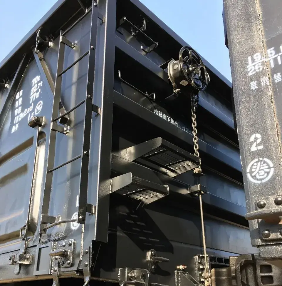 c70e敞车的人力制动转轮同样安装在端墙最上方的横带偏左的位置,但是