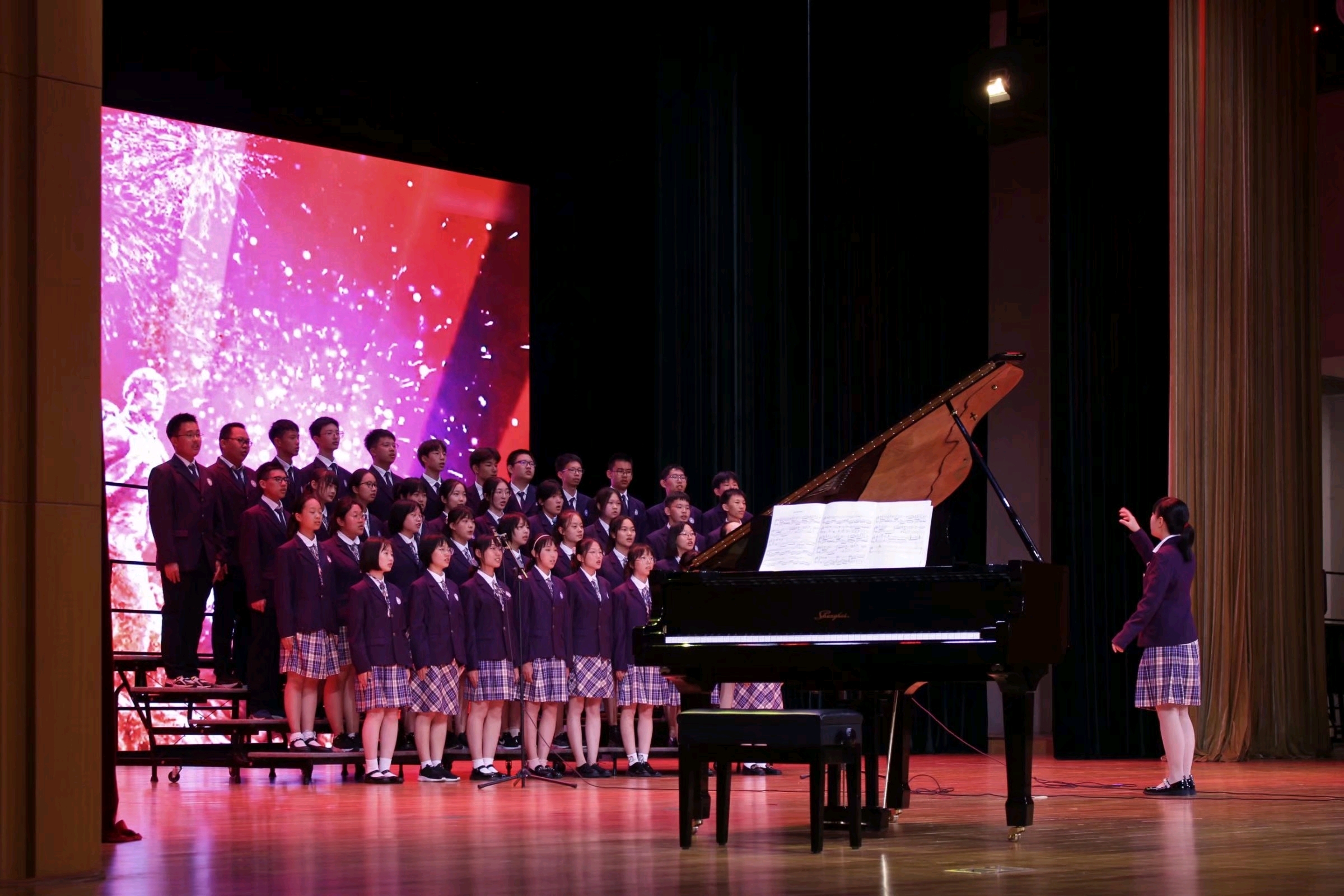 本次中秋晚会的意蕴在月色袅袅中又平添几分色彩:歌曲合唱的余音绕梁