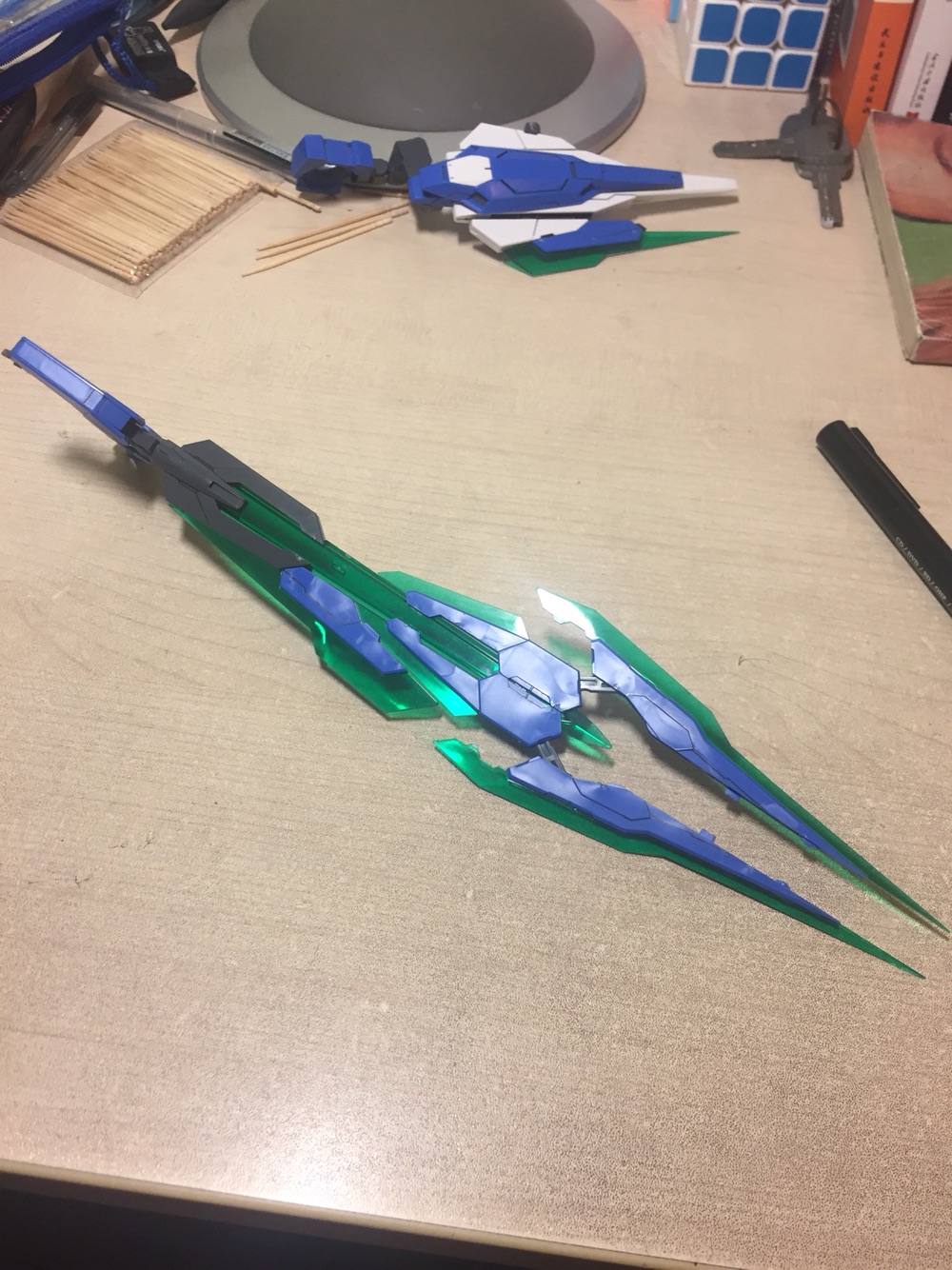 然后来看武器,一把gn剑5,一个搭载着太阳炉的盾牌,盾上有浮游刃6个