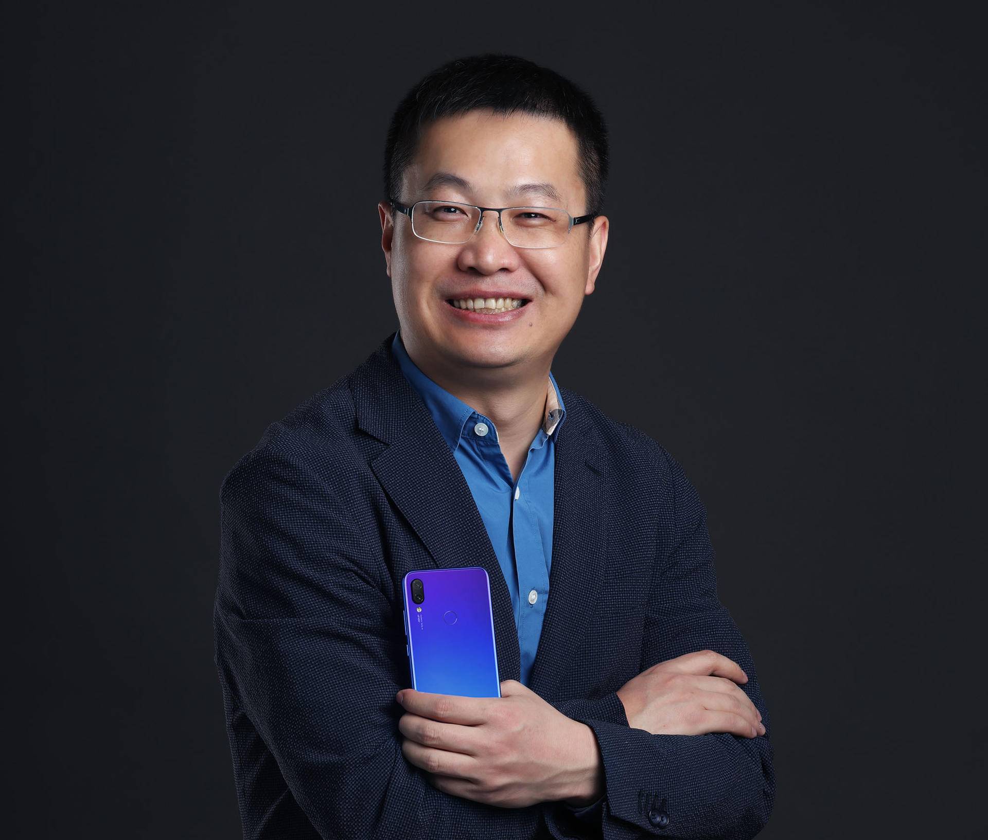 荣耀9x强敌来了,卢伟冰手持新机:仿佛来到了人生巅峰!