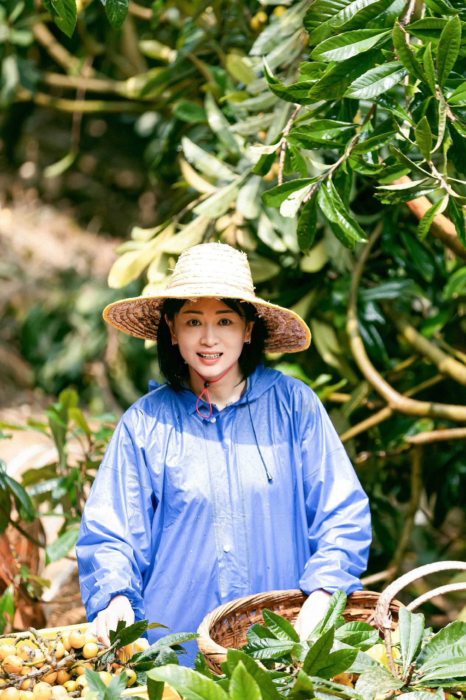 农妇在地里捧着稻谷高清摄影大图-千库网
