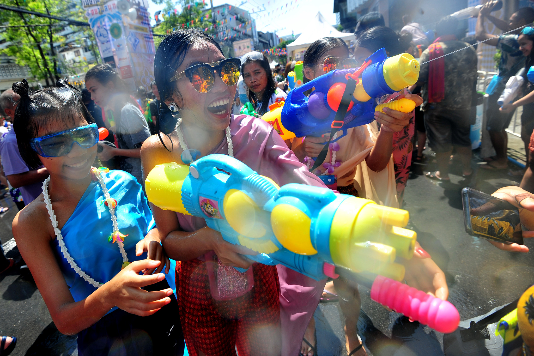 全球十大狂欢节日“泰国泼水节”即将到来，大量中国游客已远赴泰国