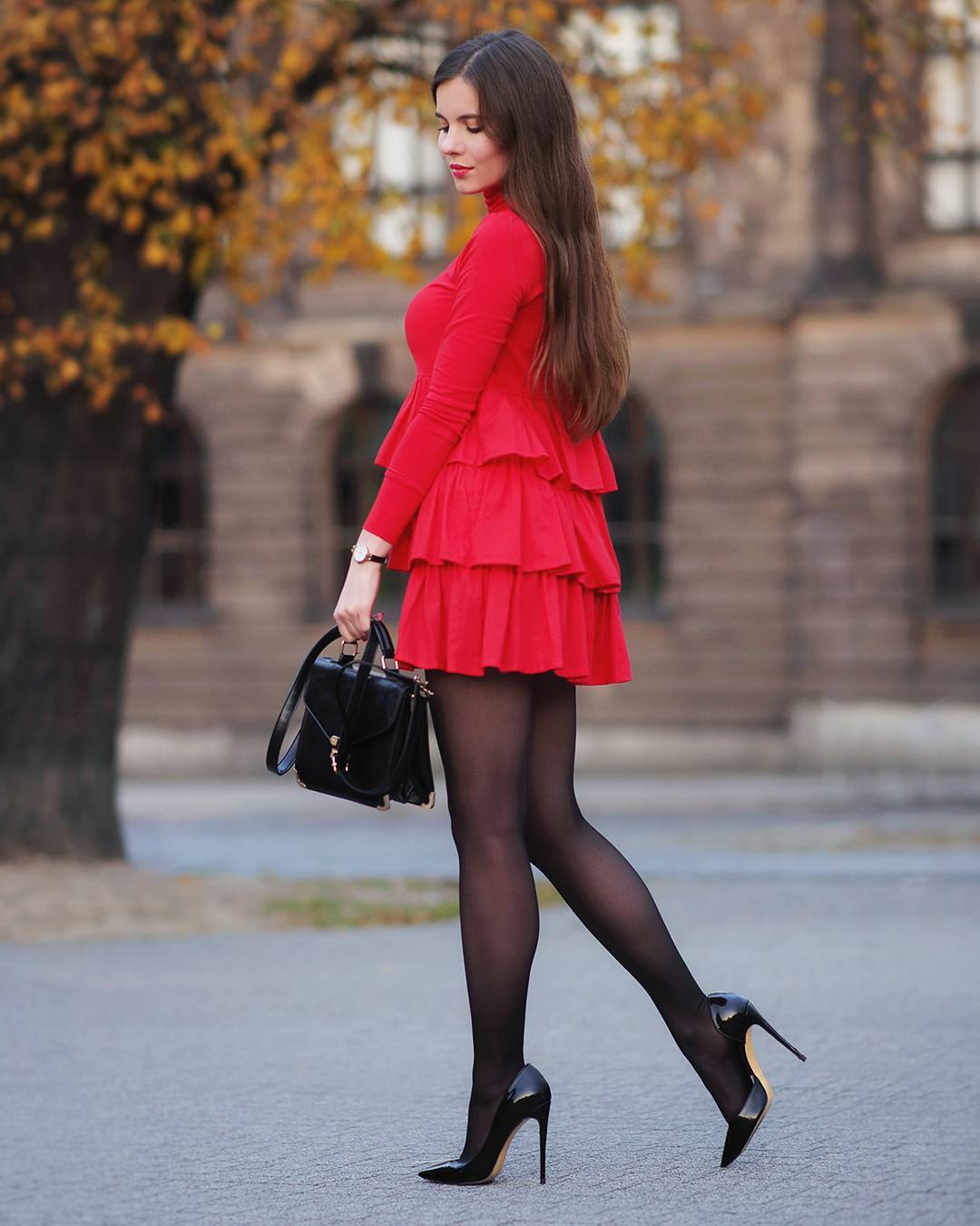 街拍：图六蓝色包臀裙配上红色高跟鞋，穿出成熟性感的女人味 图一中的小姐姐身材不错