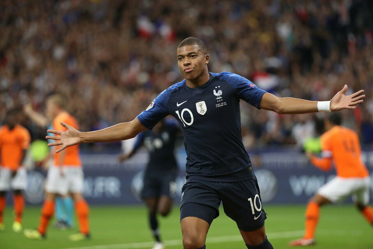 有爱!姆巴佩将帮助一位失去母亲的小球迷