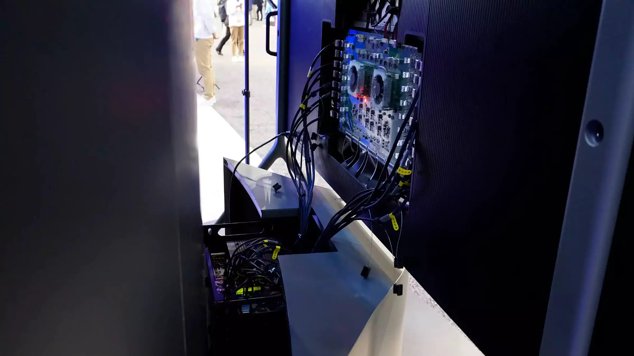 全球首款 110 寸 16K 显示器亮相,由京东方开发 哔哩哔哩