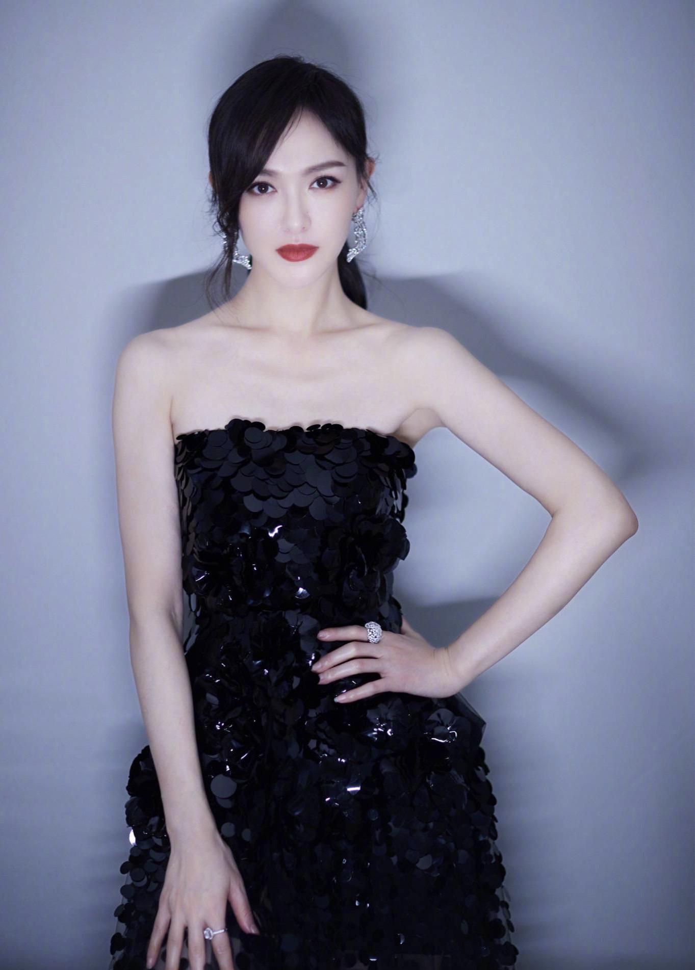 唐嫣出席活动生图,齐刘海配黑色吊带裙没任何装饰,总觉得哪不对