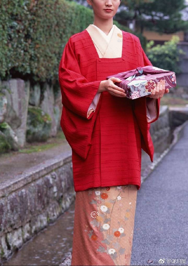 这种衣服叫道行,是出门在外穿的衣服,主要是避免和服弄脏.