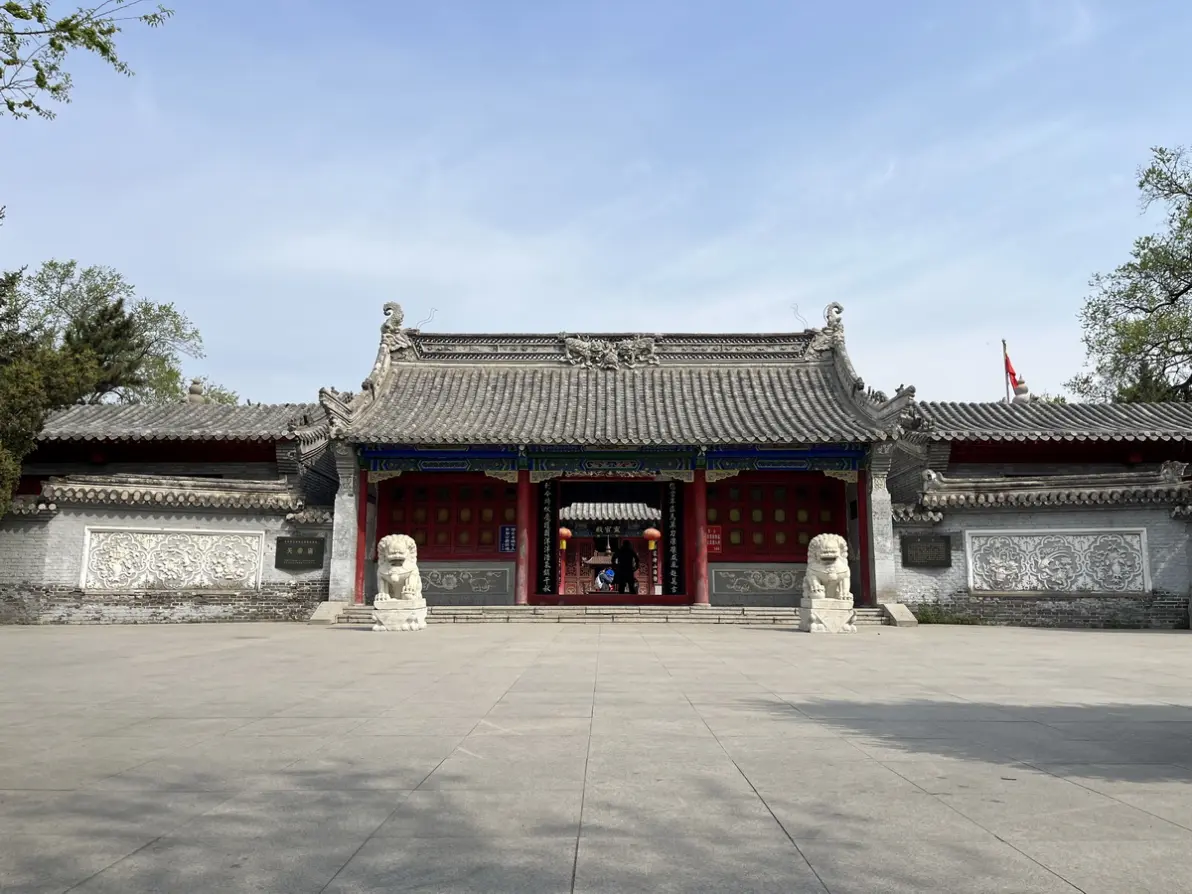 公园内有一座关帝庙,建于乾隆四年,历史比龙沙公园本身要长很多