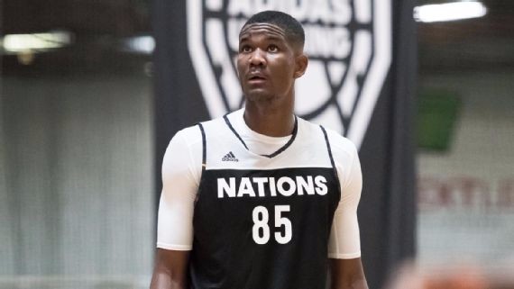 艾顿高中时期稍显青涩