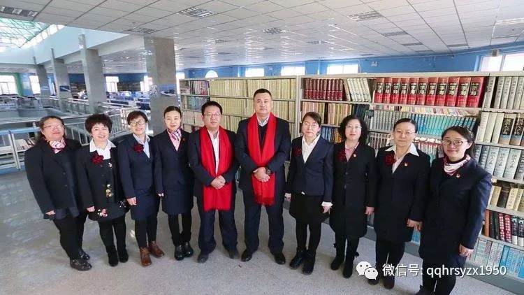 语文教研组10名老师,其中高级教师6人,一级教师4人,语文组教师兢