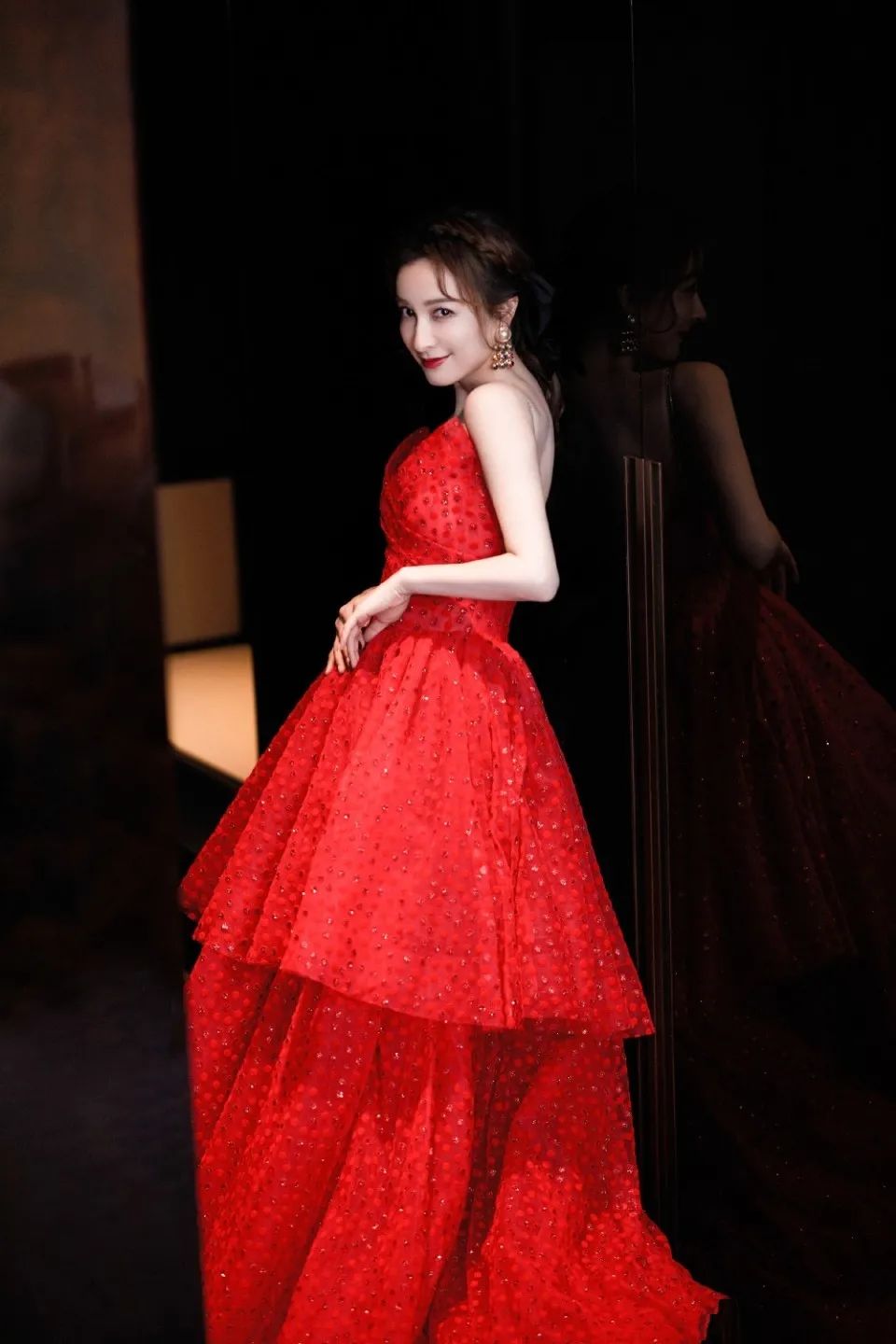 背后的后领偏低,让后背的蝴蝶骨暴露在人们的视野之中,更显骨干和清瘦