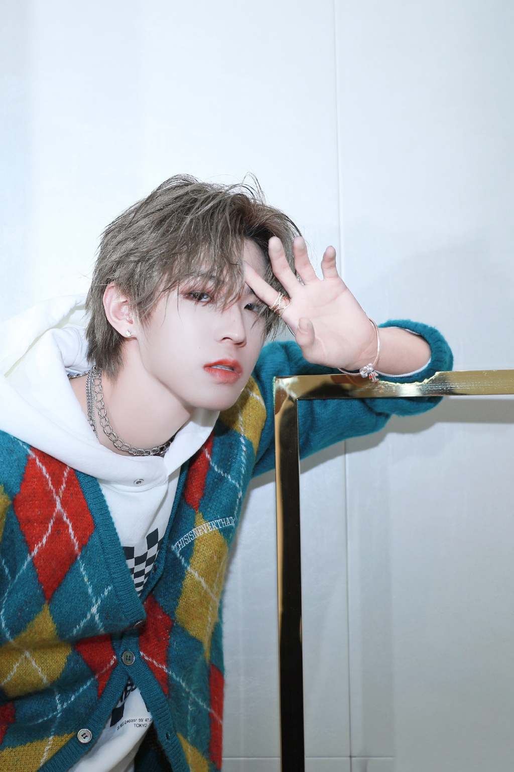 李希侃,活跃在手机壁纸里的爱豆,他的穿衣品味能打几分? - 哔哩哔哩