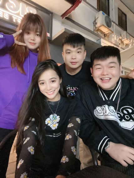 现任:(抖音网红:表妹李kk) 圈内好友:王思聪,许华升,黑脸v,黄钰杰
