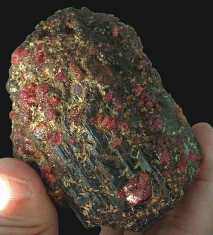 红硅硼铝钙石原石图片图片