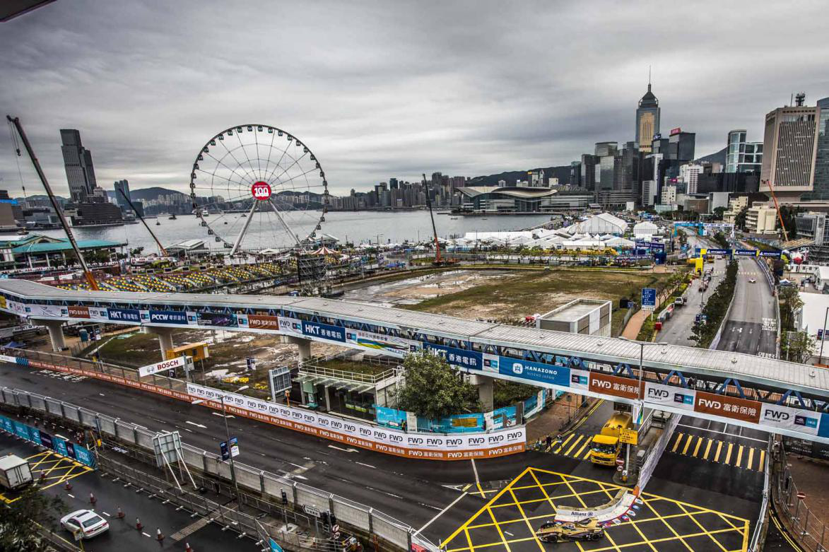 曾经的香港站,赛道上密布地面交通标示3.