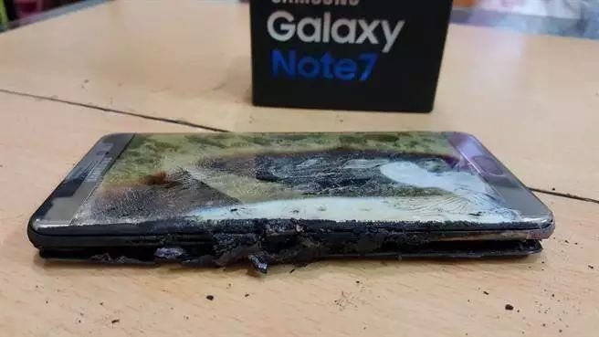 note7的爆炸,也许是事后对中国市场的双重标准,也许纯粹是因为三星是