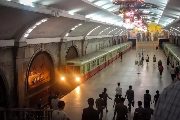 神秘的朝鲜地铁车厢里挂着金日成金正日的画像 哔哩哔哩