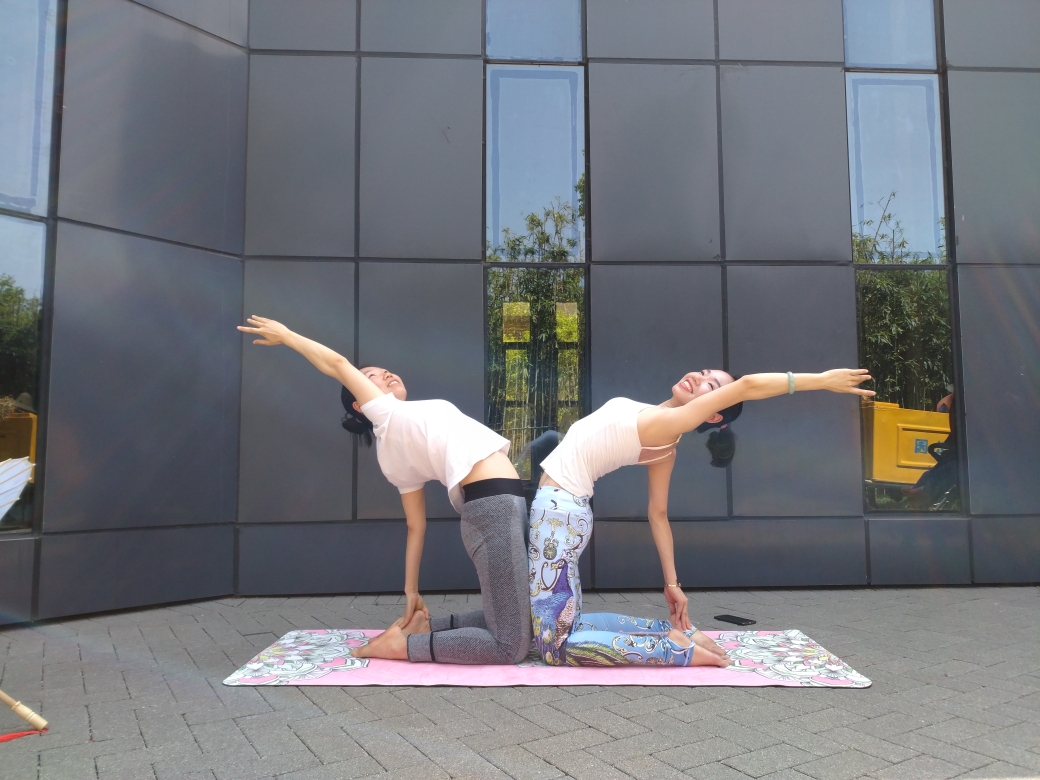 瑜伽练的好,造型随便凹