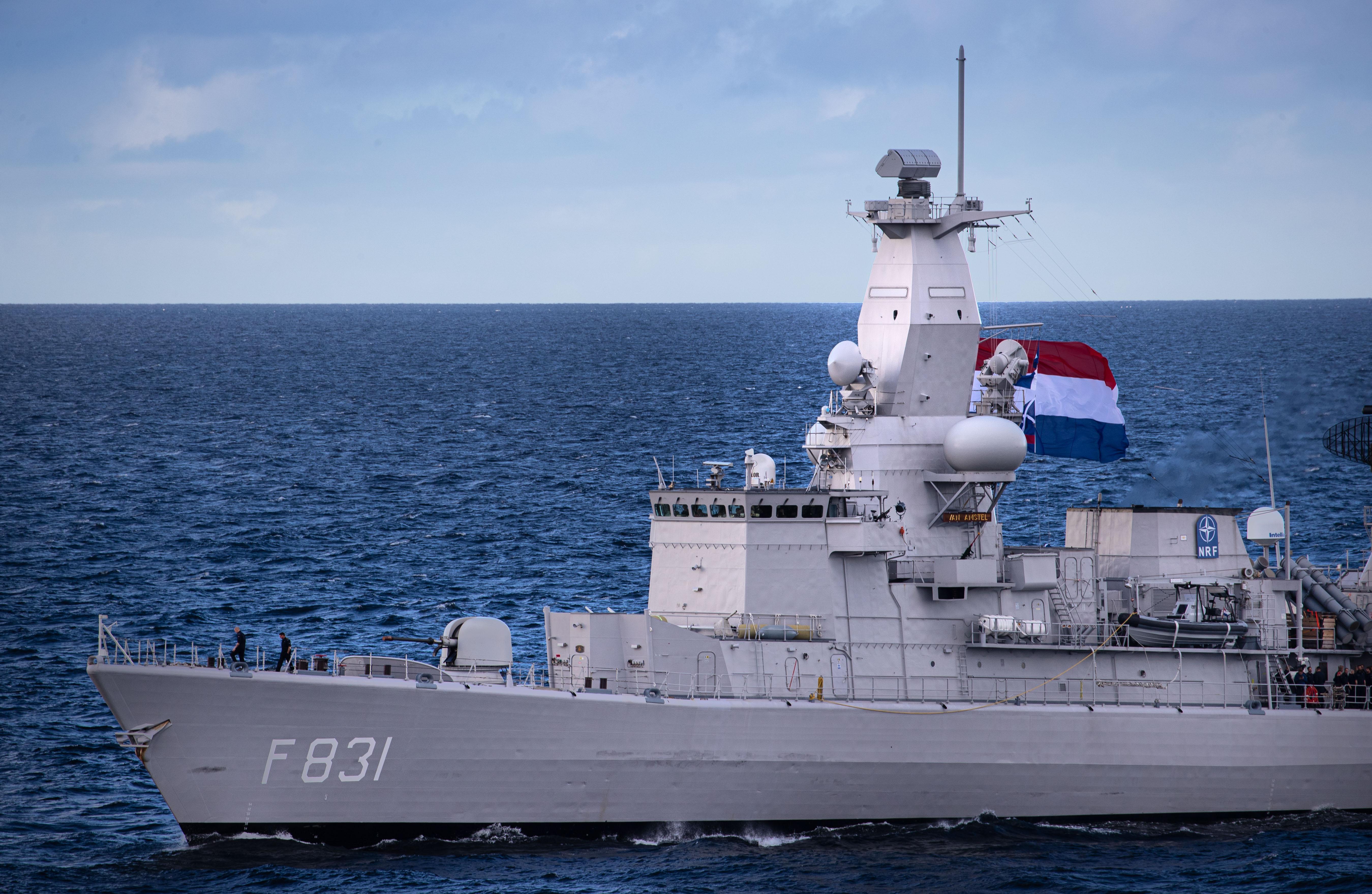 演习中的荷兰海军范.阿姆斯特尔号护卫舰