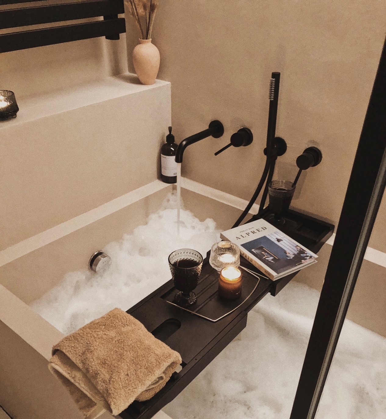 新古典别墅卫生间白色浴缸装修效果图片_别墅设计图