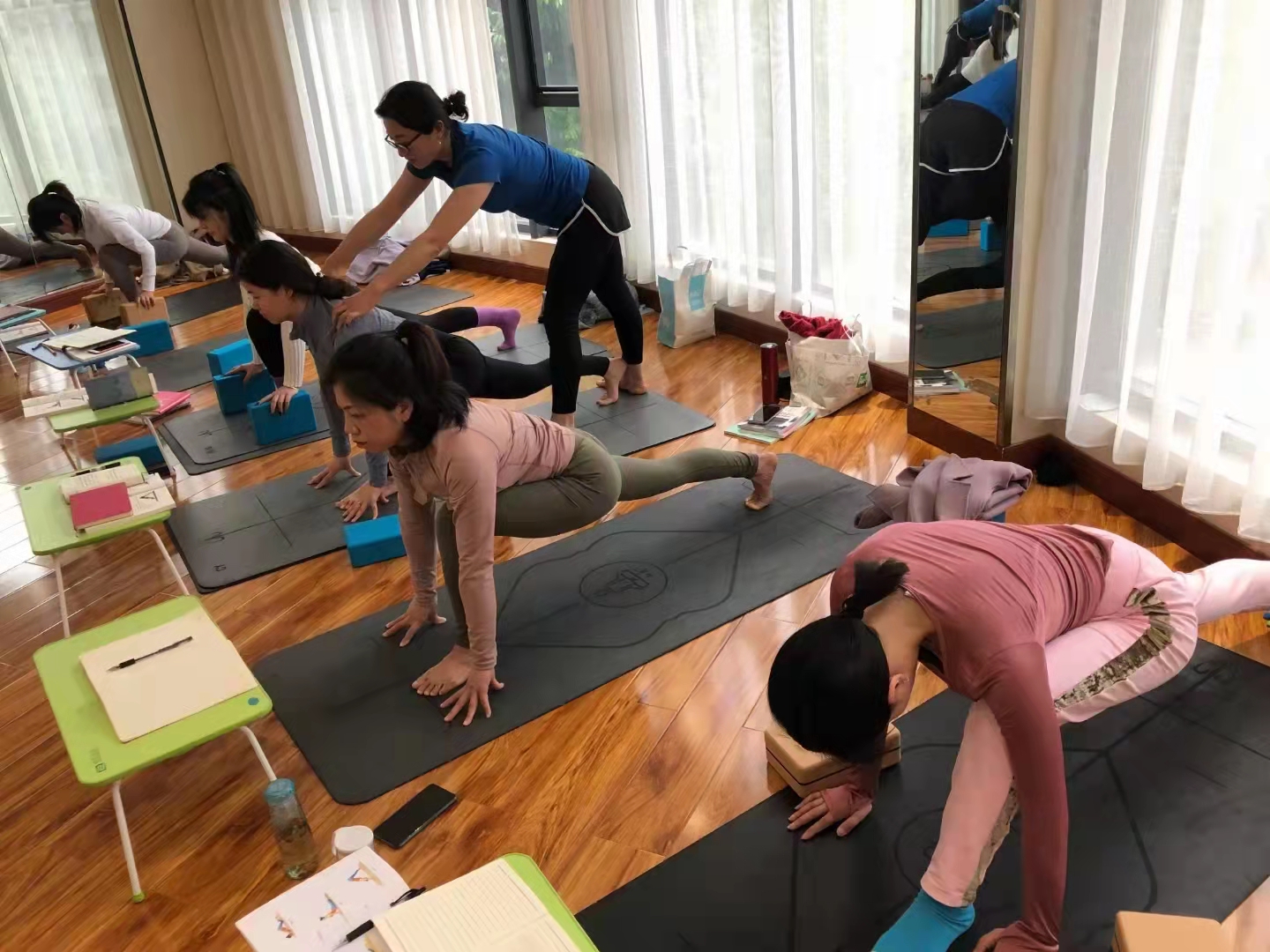 【伽友中医瑜伽】7个瑜伽练习，有效缓解肩颈疼痛 - 哔哩哔哩