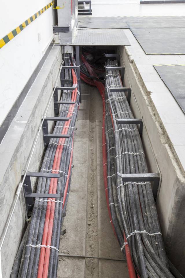 配电房内配电柜安装布置合理,安装垂直牢固,电缆沟内线缆铺设有序