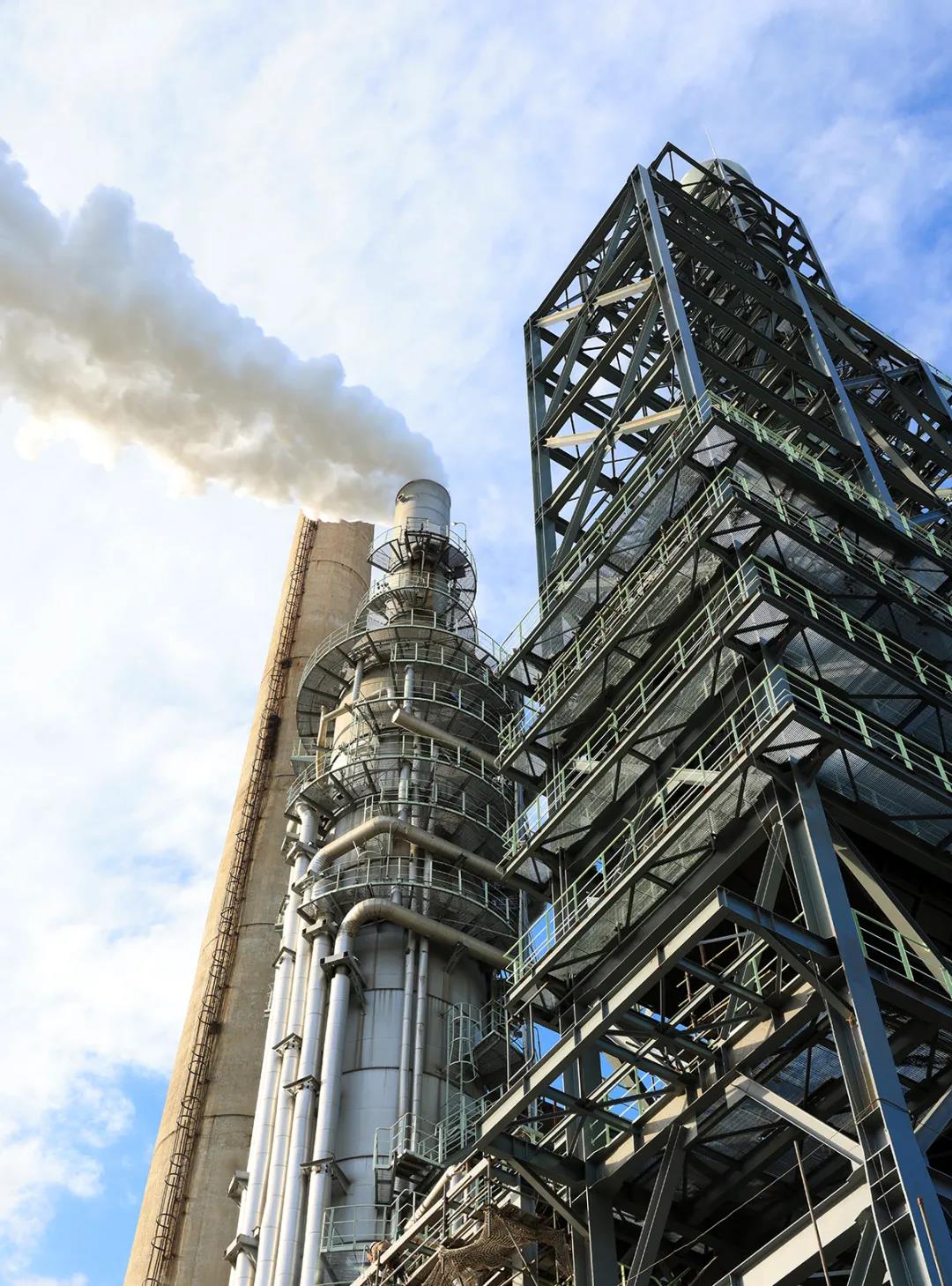 白烟滚滚这些炼化厂烟囱里冒的到底是什么