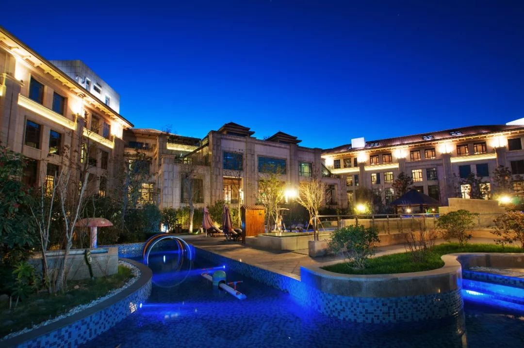 怡养身心 露天温泉区拥有20多个形态各异的温泉泡池,温泉区使用国内