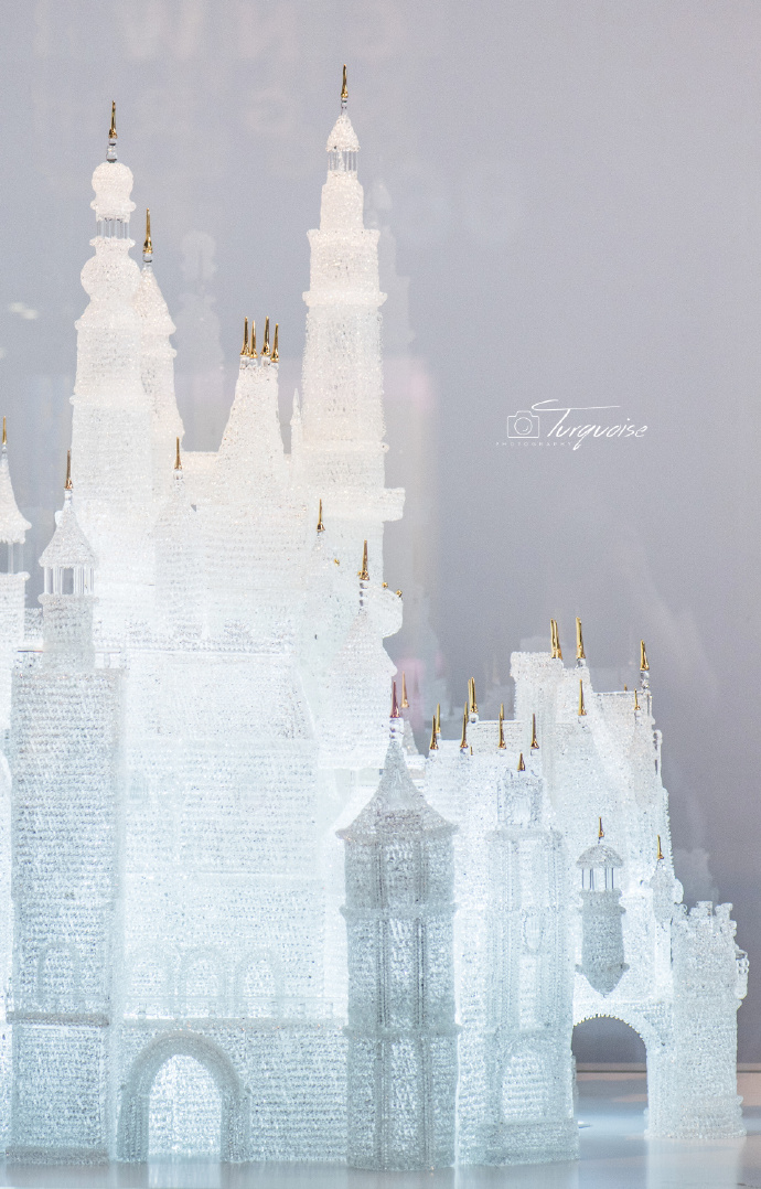 上海博物馆价值45万玻璃城堡被撞坏!归根结底是家庭教育出了问题?