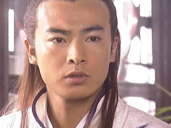 只有于波才能顶住这波泡面头啊,方便面都掩饰不了他的帅气