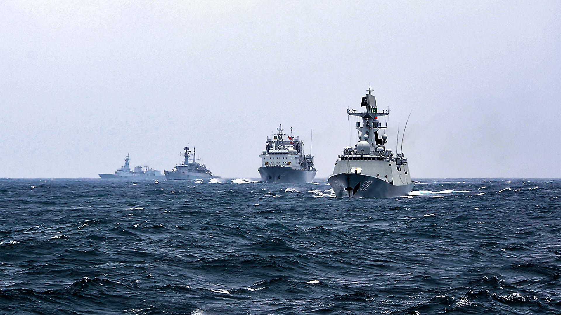 我海军与外国海军进行合练演习