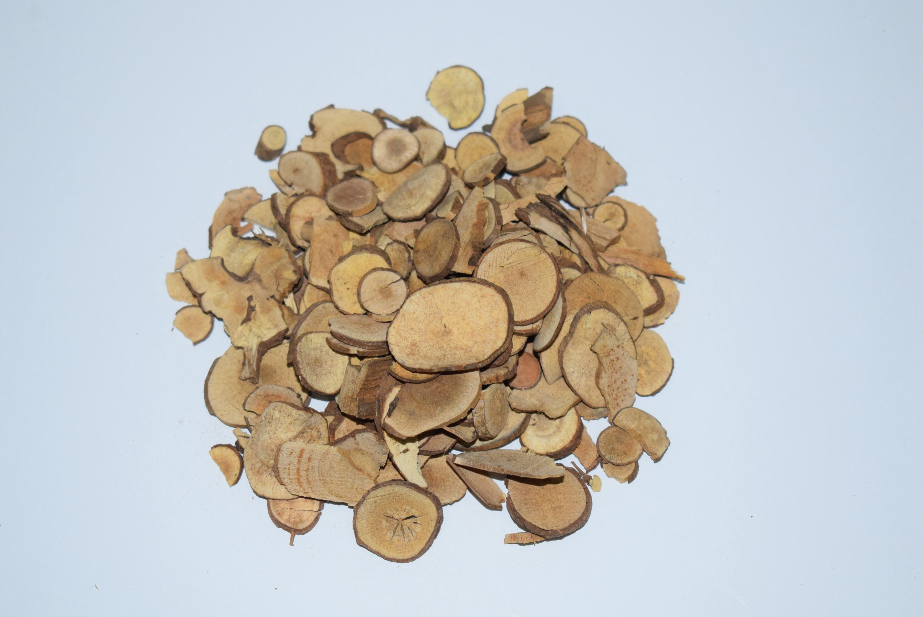 方中香附,木香,陈皮,槟榔,佛手,乌药行气,其中乌药兼能止痛;柴胡,郁金