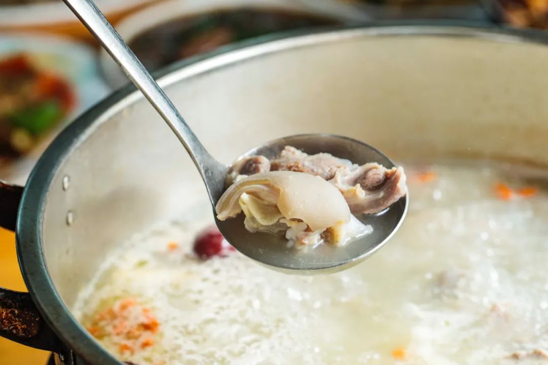 汆熟的石山乳羊,皮嫩肉细,完全吃不出一点腥膻味,蘸上特制的揾碟,鲜味