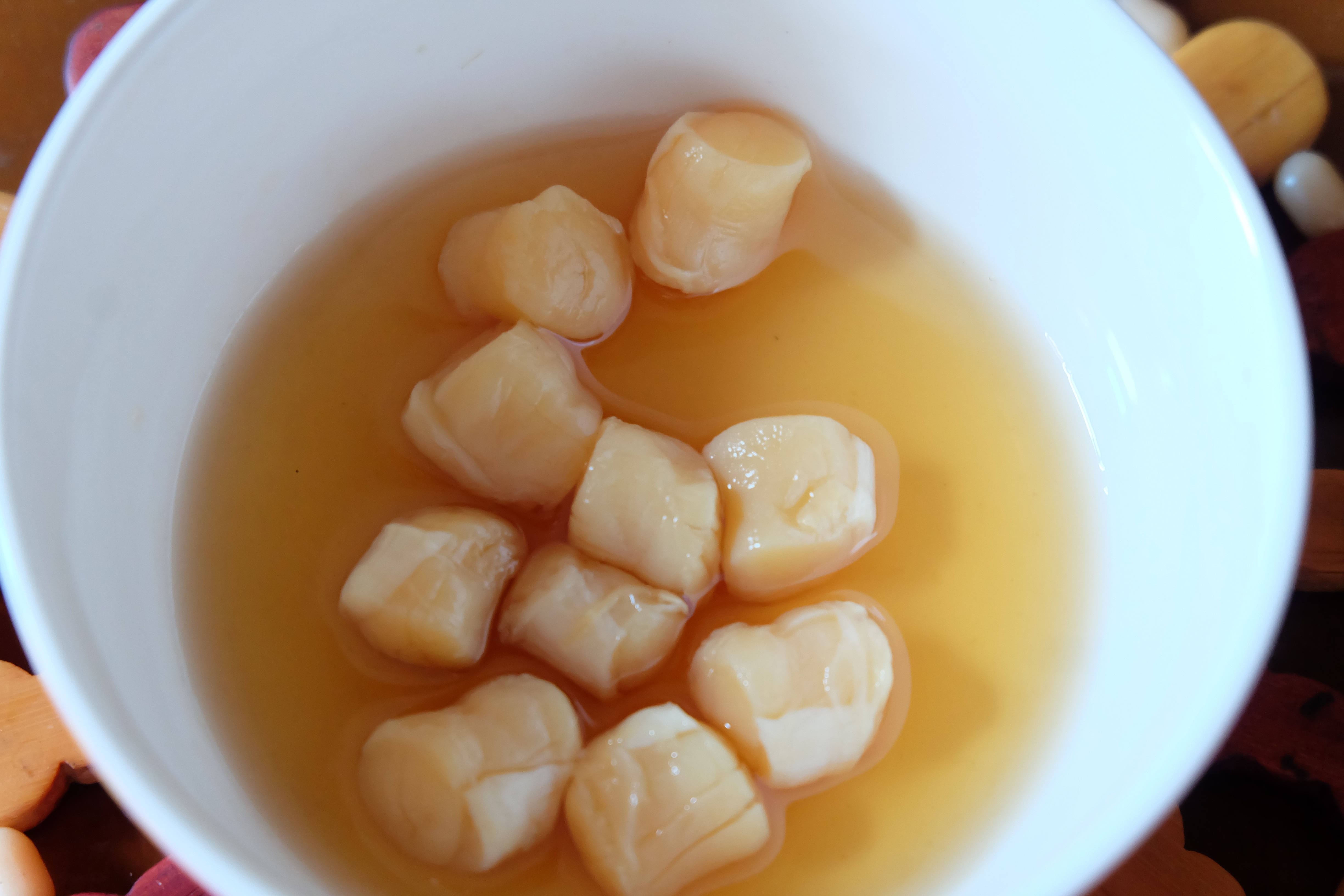 这是泡制好的瑶柱,轻轻一按就出现断裂,说明可以入菜了