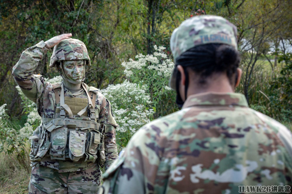 在脸上涂迷彩油膏是单兵伪装的重要技能之一,不过由于迷彩的进步,技能