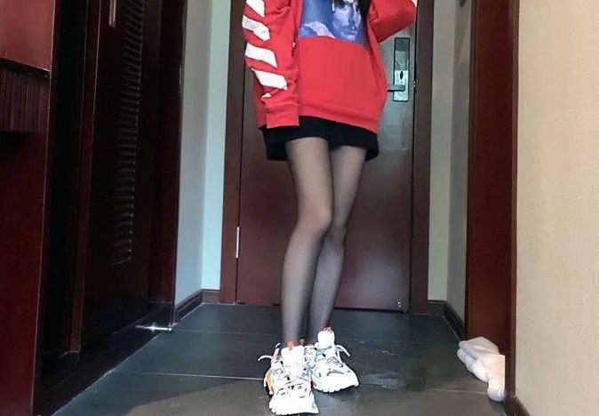 我穿搭学抖音 钟爱黑丝配aj 这个社交娱乐至上的时代有何不可?