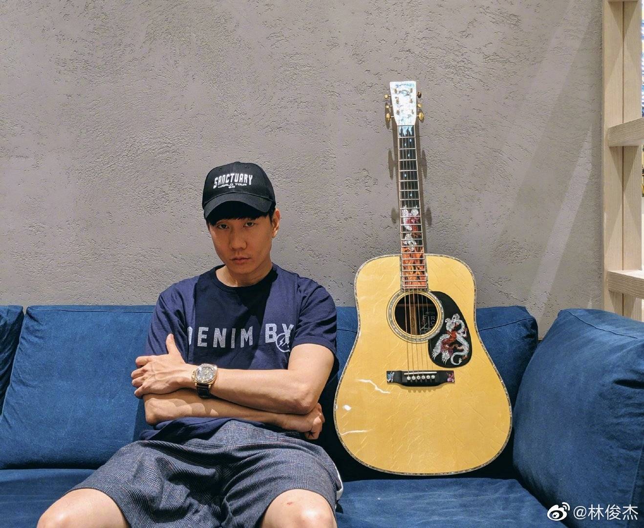 林俊杰花30万买了一把新吉他,没想到他也是吉他老烧!