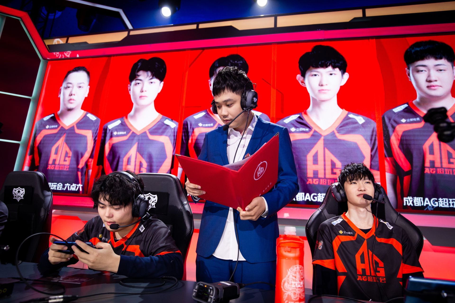 ag超玩会微博杯6场只赢2场,猫神转辅助得到了大家的认可,网友:试试让