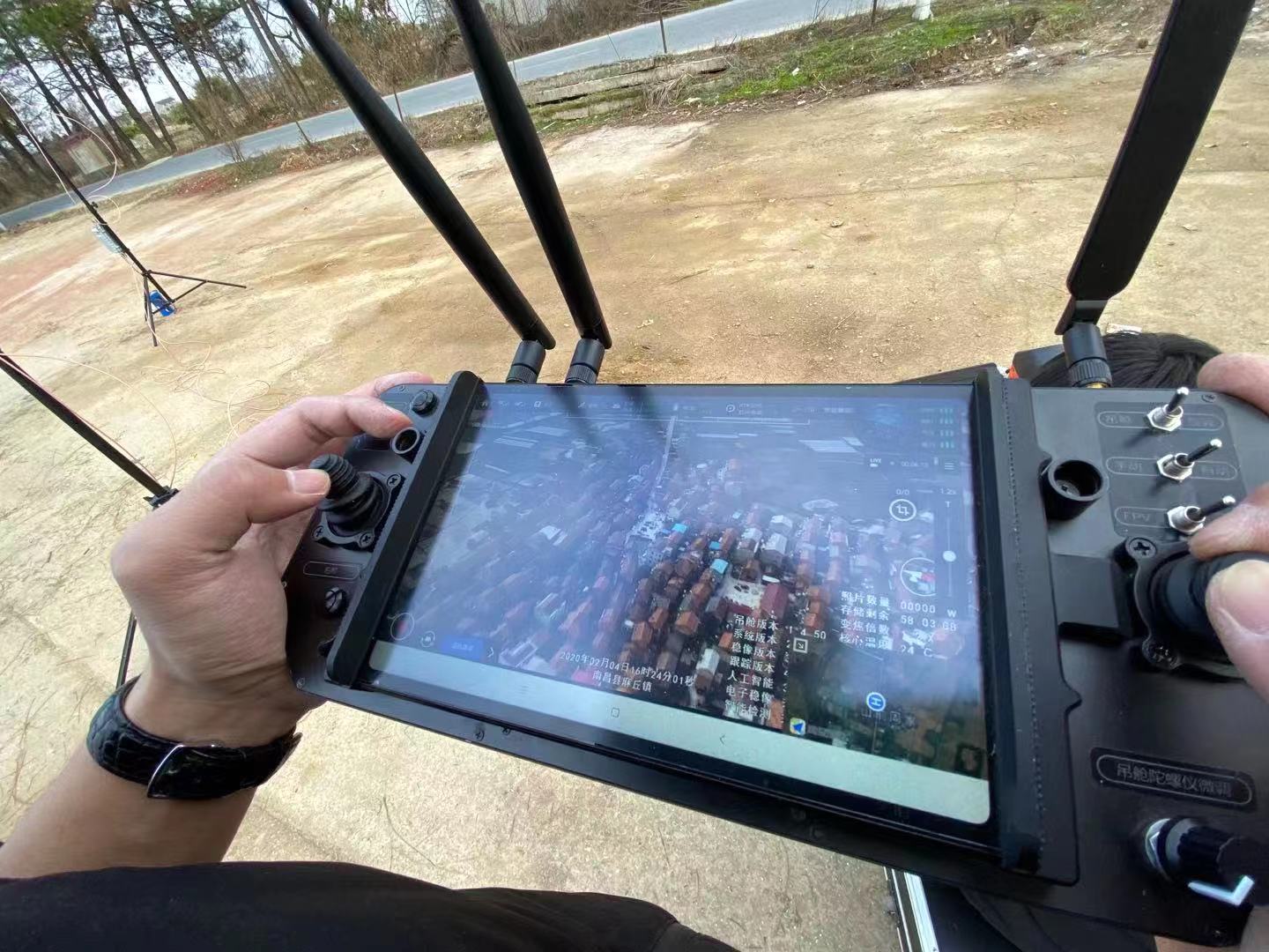 现场飞行工程师通过手持pad地面站对飞机进行操控,开展巡查