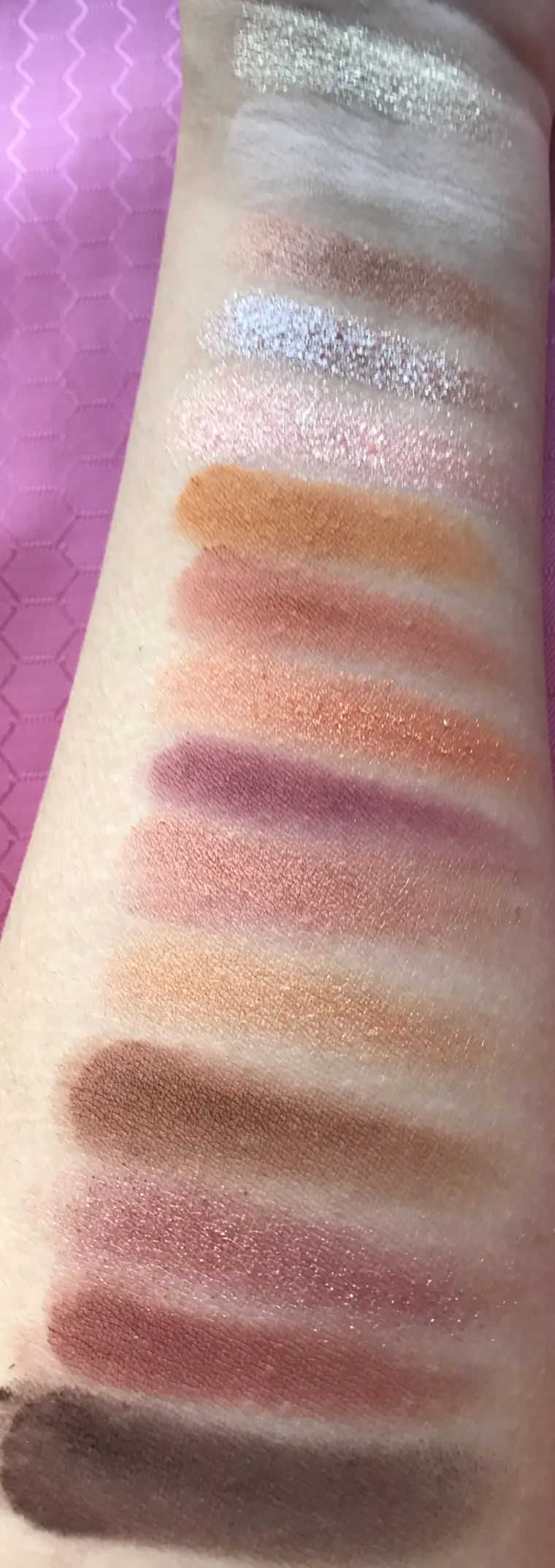 花知晓古早产品金鱼花火眼影盘无滤镜手臂试色直男拍照 哔哩哔哩