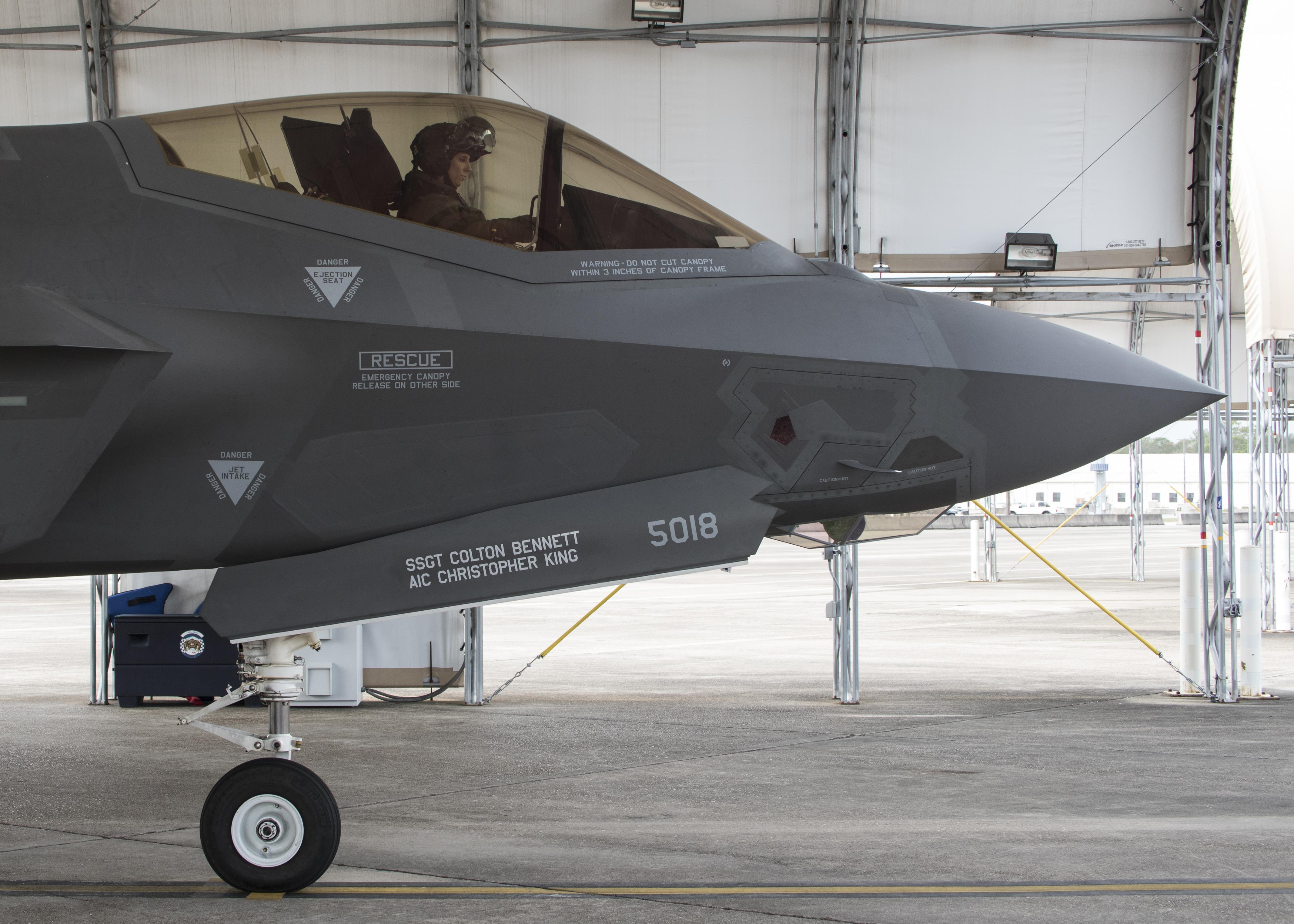 其实f35全系都带有座舱把手 并不是弹射型独有