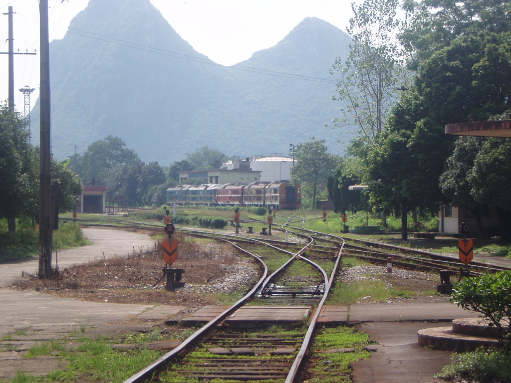 2017年10月抢救性拍摄金城江机务段旧址两辆内燃机车的车型小考